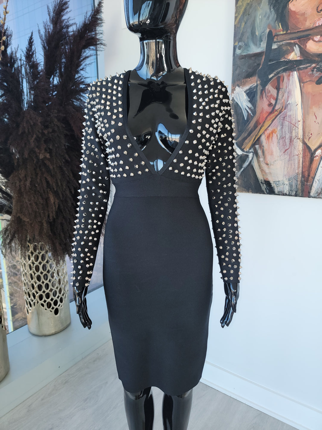 Robe bandage cloutée à col en V
