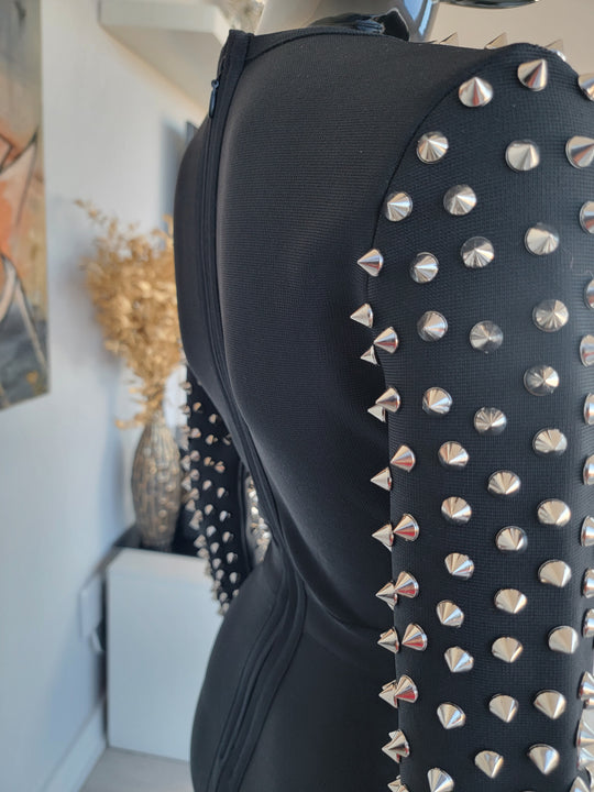 Robe bandage cloutée à col en V