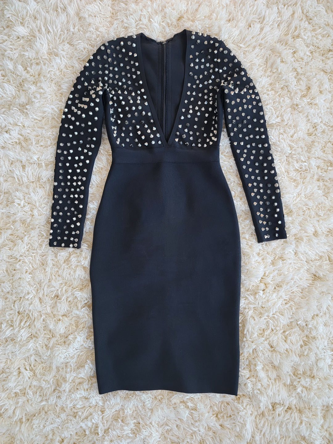 Robe bandage cloutée à col en V